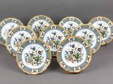 un ensemble de douze assiettes ornées de motifs floraux