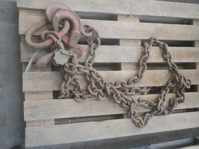 une palette en bois sur laquelle sont fixés une chaîne et un cadenas