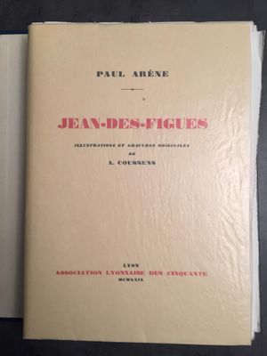 le livre est ouvert sur une table, sur fond noir