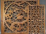 paire de panneaux chinois en bois sculpté représentant des oiseaux et des fleurs