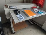 une machine posée sur un bureau