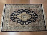 un tapis oriental sur le sol d'une pièce