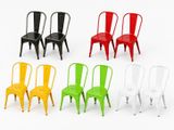quatre chaises de couleurs différentes alignées sur une surface blanche