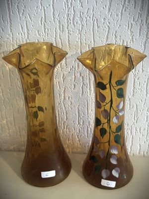 deux vases posés sur une table