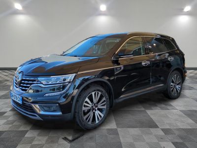 un SUV Volkswagen noir garé sur un sol à damier dans un showroom
