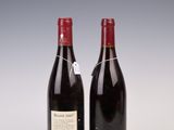 deux bouteilles de vin posées l'une à côté de l'autre sur une table