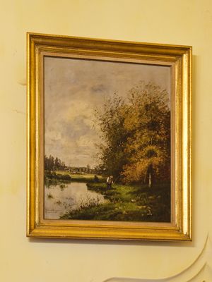 une image d'un tableau sur le mur d'une pièce