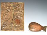 deux œuvres d'art posées sur une table
