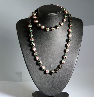 un gros plan d'un collier porté par un mannequin dans une vitrine