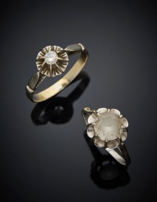 un gros plan sur deux bagues et une bague ornée d'une fleur