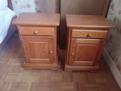deux tables de chevet en bois placées l'une à côté de l'autre sur un parquet en bois massif