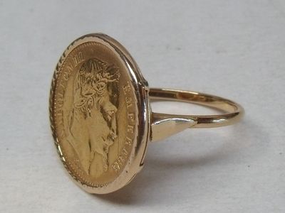 l'image d'un anneau d'or avec une pièce de monnaie au milieu
