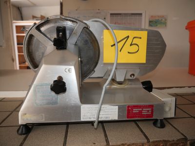 une machine posée par terre avec une étiquette de prix dessus