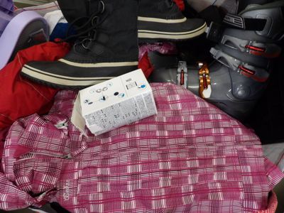 un tas de vêtements et de skis dans une valise