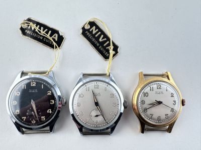 trois montres avec étiquettes placées l'une à côté de l'autre