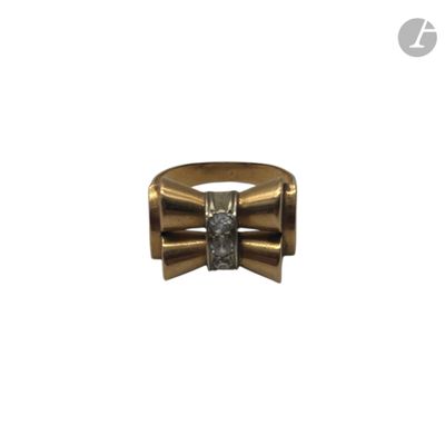 une image montrant un gros plan d'une bague ornée d'un nœud