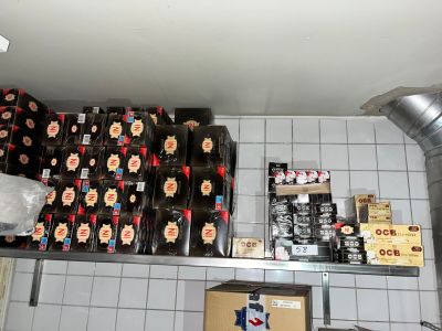 de nombreuses bouteilles de bière sur les étagères de la cuisine
