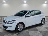 la voiture blanche est garée sur un carrelage à carreaux