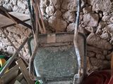 une brouette au milieu d'un tas de vieilleries