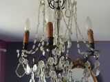 un lustre suspendu au plafond d'une pièce