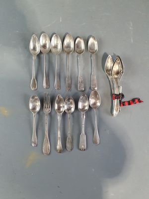a lot of silver spoons and spoon spoons on the table