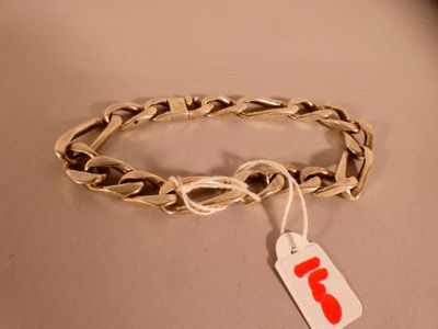 un bracelet à chaîne en argent orné d'une étiquette rouge
