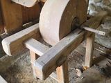 une machine posée sur une table dans une pièce