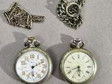 deux montres de poche posées l'une à côté de l'autre sur une table