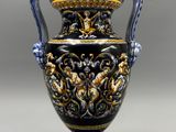 un vase bleu et jaune posé sur une table