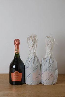 deux bouteilles de vin posées l'une à côté de l'autre sur une table