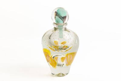 une petite bouteille en verre contenant un oiseau