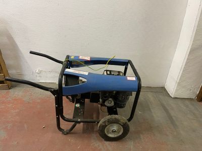 une photo d'un petit générateur portable dans une pièce