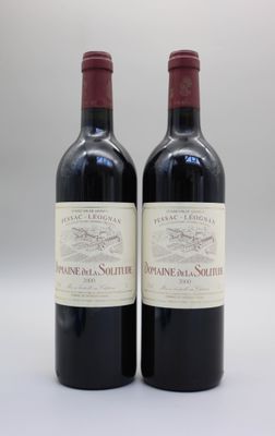 deux bouteilles de vin rouge posées l'une à côté de l'autre sur une table