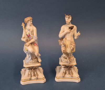 paire de figurines anciennes en porcelaine représentant un homme et une femme