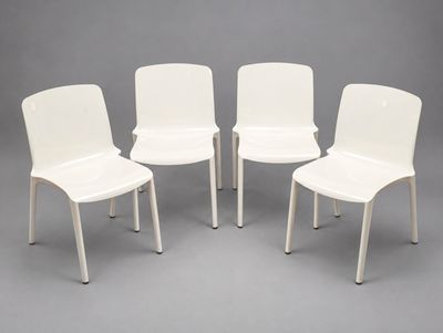 quatre chaises en plastique blanc sont disposées en cercle sur une surface grise