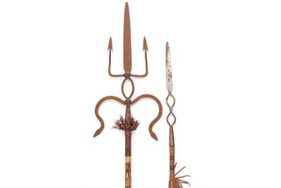 Ensemble de 2 lances cérémonielles à pointes complexes, l'un…