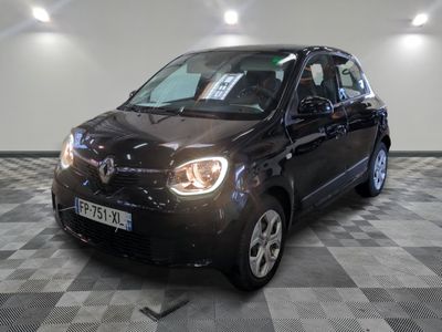 la photo d'une voiture noire garée dans un garage