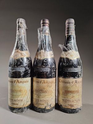 trois bouteilles de vin emballées dans du plastique, posées sur une table