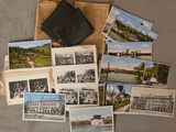beaucoup de vieilles cartes postales par terre