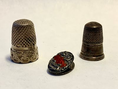 Lot argent: 2 dés de couturière , une petite pince, pds:12,7…