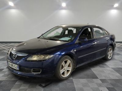 la photo d'une voiture bleue garée dans un garage