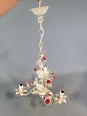 Petit lustre en tôle peinte à décor d'entrelacs feuillagés e…