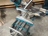 une machine posée sur le sol du garage