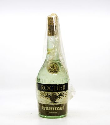 une bouteille de Rummel posée sur une surface blanche