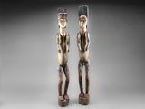 une paire de statues en bois représentant un homme et une femme