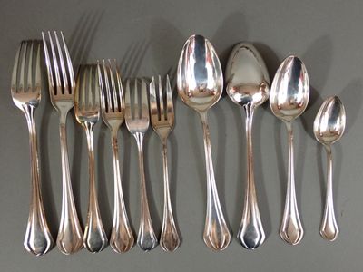 beaucoup de cuillères et de fourchettes en argent sur la table