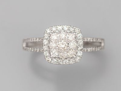 une bague sertie de diamants en grappe, en or blanc 18 carats