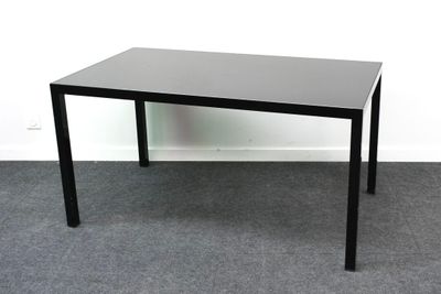 table basse rectangulaire au plateau en verre noir, avec des pieds en métal noir