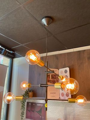 une lampe suspendue au plafond de la pièce