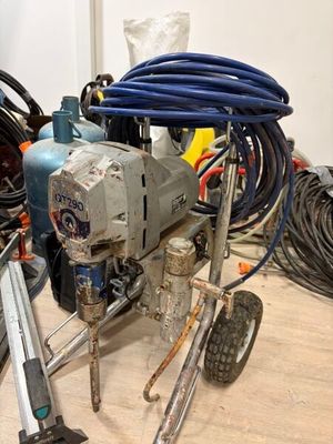 une machine posée sur une table